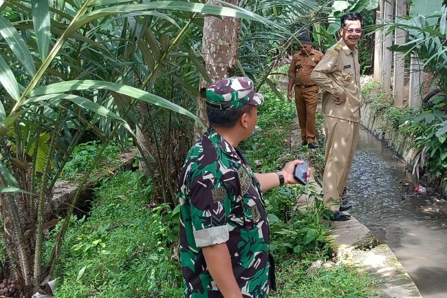 Babinsa Koramil 14/Madukara Bersama Kades Cek Saluran Irigasi Pertanian