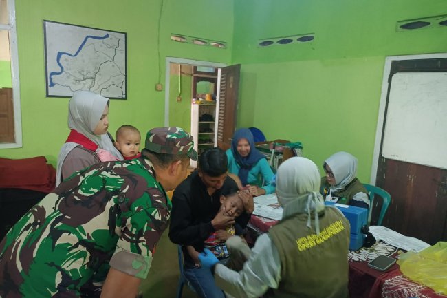 Dukung Pencegahan Polio, Babinsa Koramil 14/Madukara dampingi Tim Nakes berikan Imunisasi Pada Anak