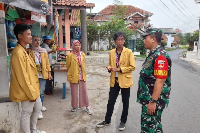 Babinsa Koramil 14/madukara Komsos Dengan Mahasiswa KKN di Wilayah Binaan