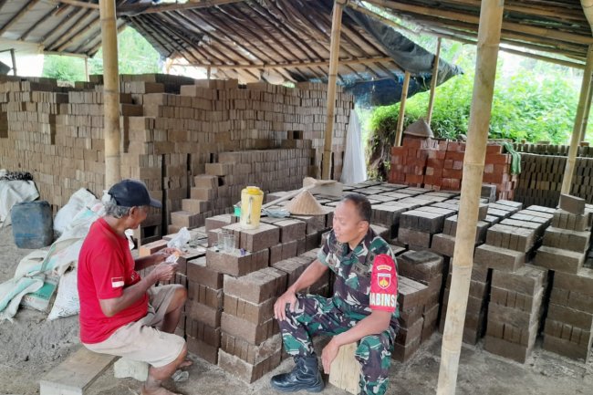 Babinsa Koramil 14/madukara Melaksanakan Komsos Dengan Pedagang Asongan