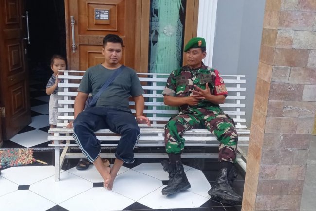 Agar Kemampuan penguasaan wilayah tetap dimiliki, Babinsa lakukan komsos di wilayah Binaan.