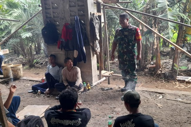 Komsos Dengan Warga, Babinsa Koramil juga Rutin Pantau Wilayah Binaan