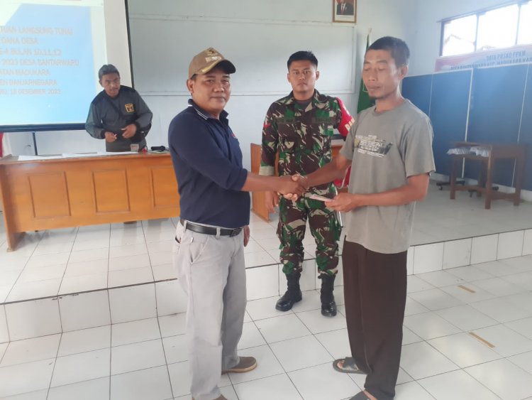 Pastikan Berjalan Lancar, Babinsa Koramil 14/Madukara Dampingi Penyaluran BLT