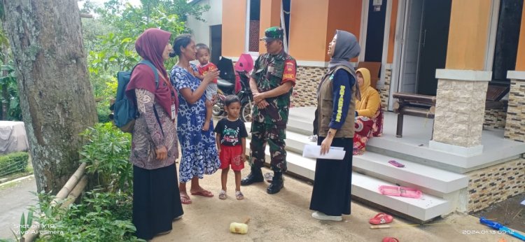 Babinsa Koramil 14/Madukara Dampingi Sosialisasi Pentingnya Imunisasi Polio Bagi Anak