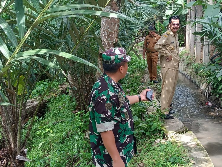 Babinsa Koramil 14/Madukara Bersama Kades Cek Saluran Irigasi Pertanian