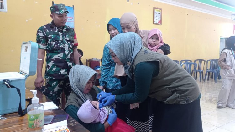 Babinsa Koramil 14/Madukara dampingi Tim Nakes berikan Imunisasi Pada Anak