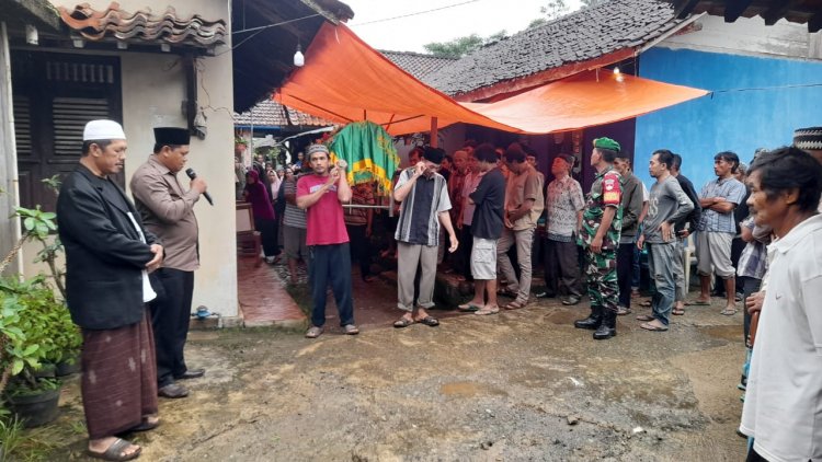Wujud Kepedulian Babinsa Koramil 14/Madukara Hadiri Pemakaman Warga Binaannya