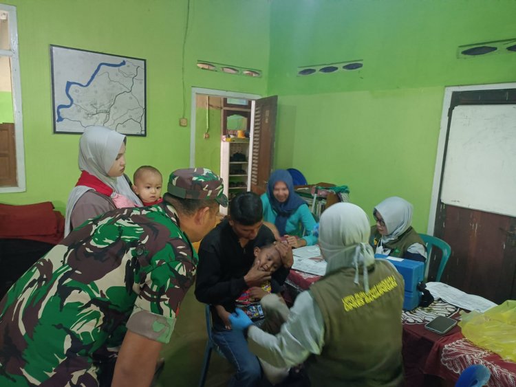 Dukung Pencegahan Polio, Babinsa Koramil 14/Madukara dampingi Tim Nakes berikan Imunisasi Pada Anak
