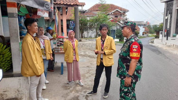 Babinsa Koramil 14/madukara Komsos Dengan Mahasiswa KKN di Wilayah Binaan