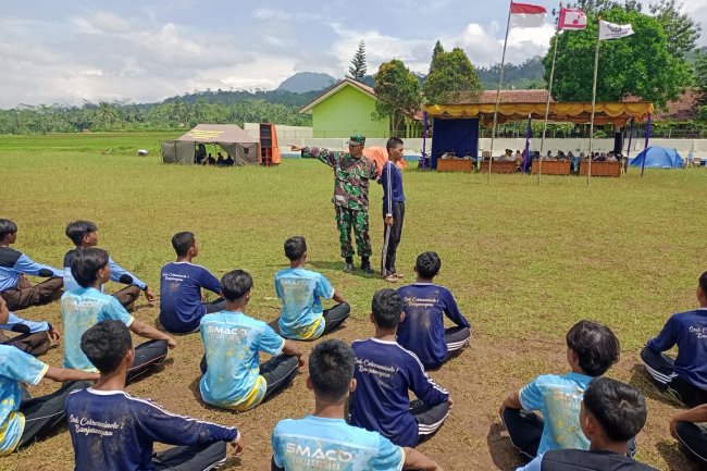 TANAMKAN KARAKTER CINTA TANAH AIR, BABINSA KORAMIL 14/MADUKARA BERI WAWASAN KEBANGSAAN, SURVIVAL DAN PELATIHAN PBB KEPADA SISWA SISWI YAYASAN COKRO AMINOTO BANJARNEGARA