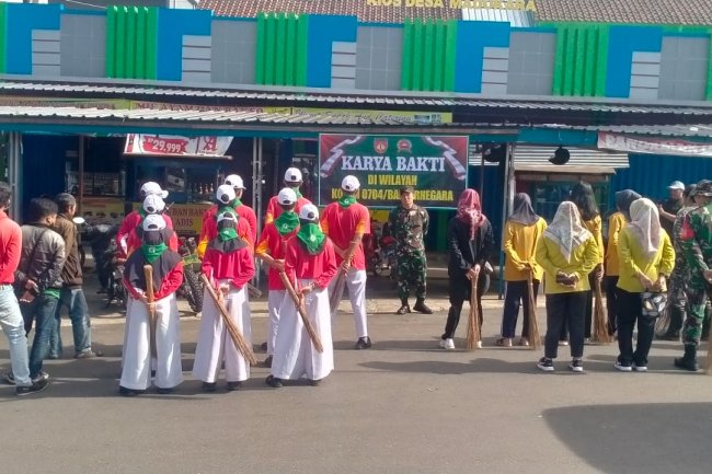 Mewujudkan Lingkungan Bersih Danramil 14/Madukara Ajak Masyarakat Kerja Bakti Membersihkan Pasar Madukara