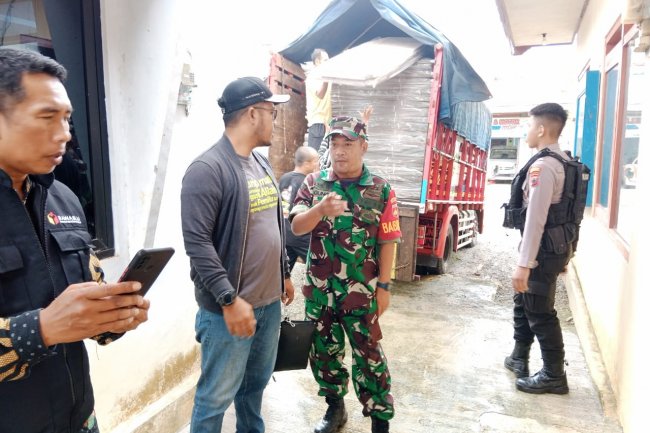 Babinsa Koramil 14/Madukara Bantu Pengamanan Pendistribusian Logistik Pemilu 2024