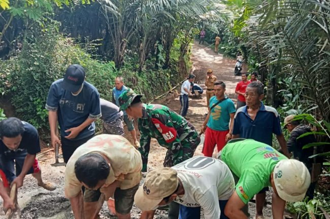 Babinsa Koramil 14/Madukara Tinjau Bencana Alam Tanah Amblas