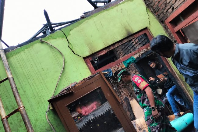 Serma Aris kurnianto Babinsa Koramil 14/Madukara Bantu Padamkan Kebakaran Rumah Warga