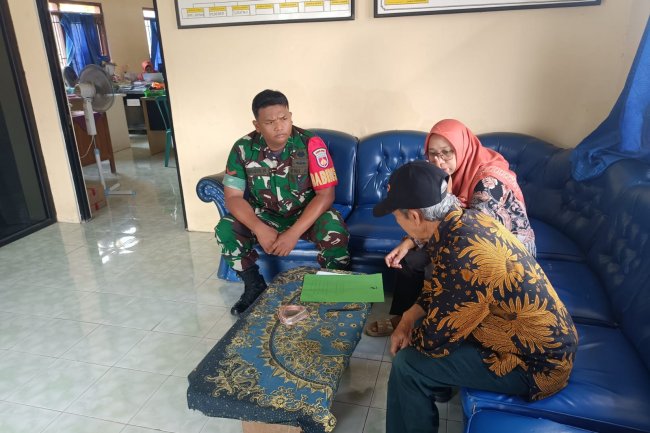 Komsos Dengan Warga, Babinsa Koramil Juga Rutin Pantau Wilayah Binaan.