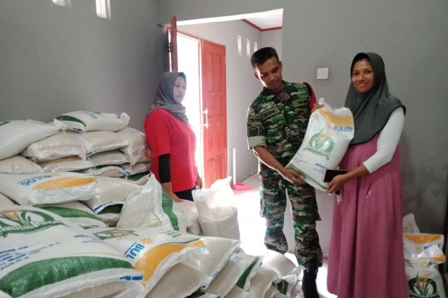 Babinsa Koramil 14/Madukara Bantu Kelancaran penyaluran Beras di Desa Binaan