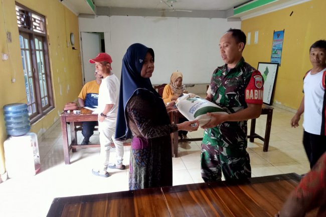 Babinsa Dampingi Penyaluran Beras Dari Bulog Untuk Warga