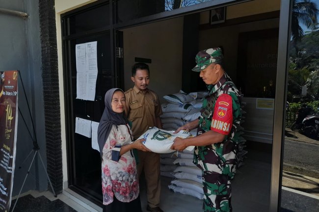 Babinsa Dampingi Pendistribusian Pembagian Beras Dari Bulog Untuk Warga Binaan