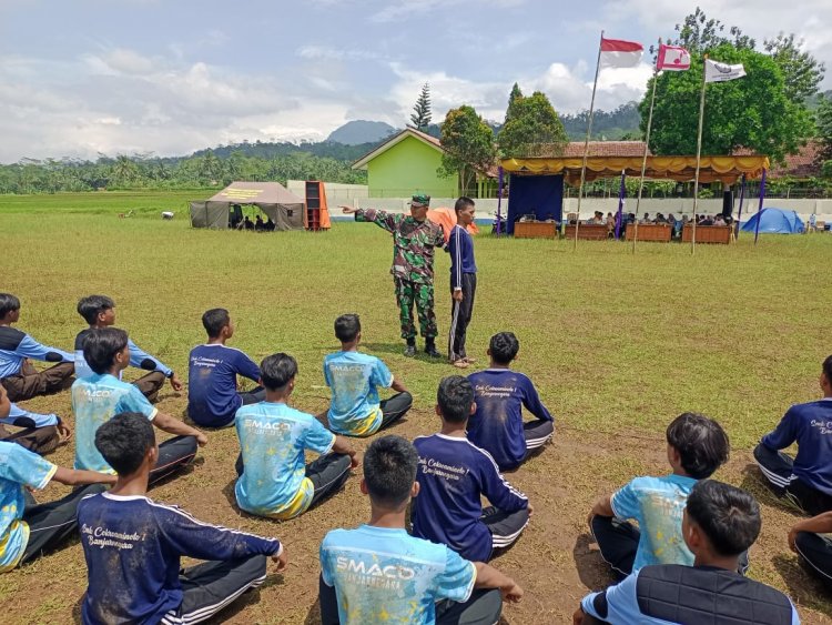 TANAMKAN KARAKTER CINTA TANAH AIR, BABINSA KORAMIL 14/MADUKARA BERI WAWASAN KEBANGSAAN, SURVIVAL DAN PELATIHAN PBB KEPADA SISWA SISWI YAYASAN COKRO AMINOTO BANJARNEGARA