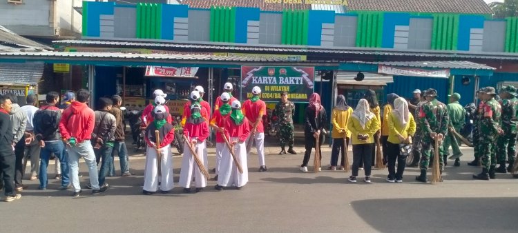 Mewujudkan Lingkungan Bersih Danramil 14/Madukara Ajak Masyarakat Kerja Bakti Membersihkan Pasar Madukara