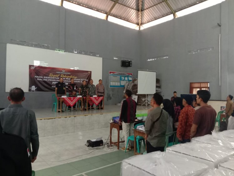 Danramil 14/Madukara Hadiri Rapat Pleno terbuka Rekapitulasi hasil Pemilu 2024 tingkat Kecamatan.