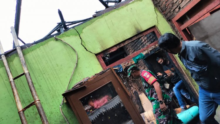 Serma Aris kurnianto Babinsa Koramil 14/Madukara Bantu Padamkan Kebakaran Rumah Warga