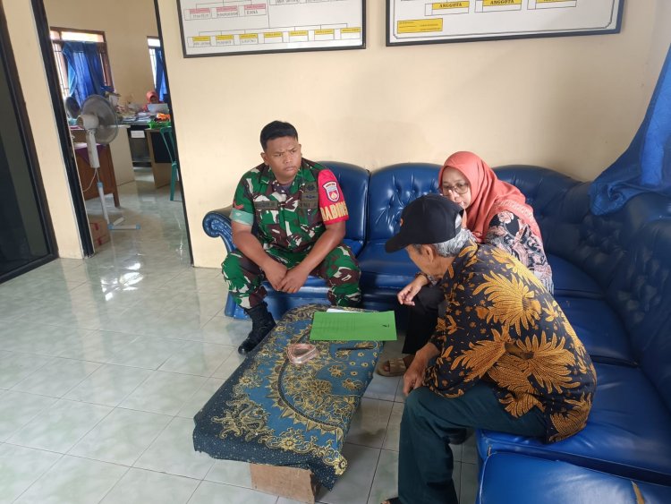 Komsos Dengan Warga, Babinsa Koramil Juga Rutin Pantau Wilayah Binaan.