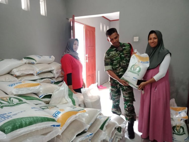 Babinsa Koramil 14/Madukara Bantu Kelancaran penyaluran Beras di Desa Binaan