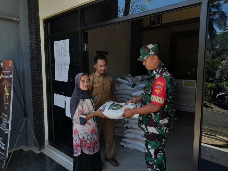 Babinsa Dampingi Pendistribusian Pembagian Beras Dari Bulog Untuk Warga Binaan