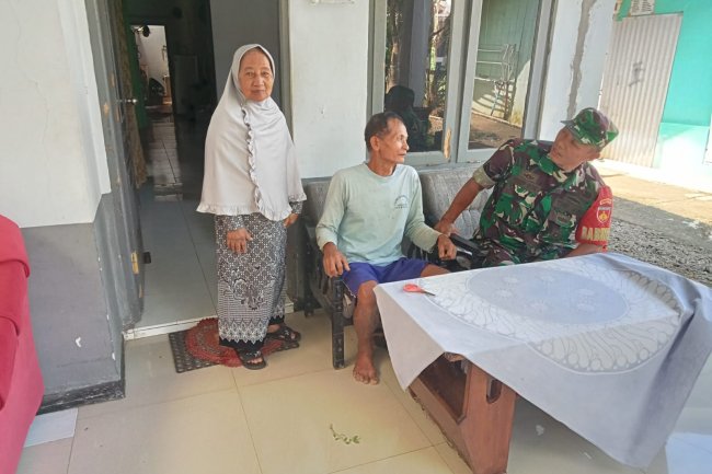 Komsos Dengan Warga, Para Babinsa Pantau Wilayah Desa Binaan Jelang Pilkades.