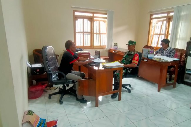 Komsos dengan Kadus ,Babinsa Koramil 14/Madukara Eratkan Silaturahmi dan Kerjasama