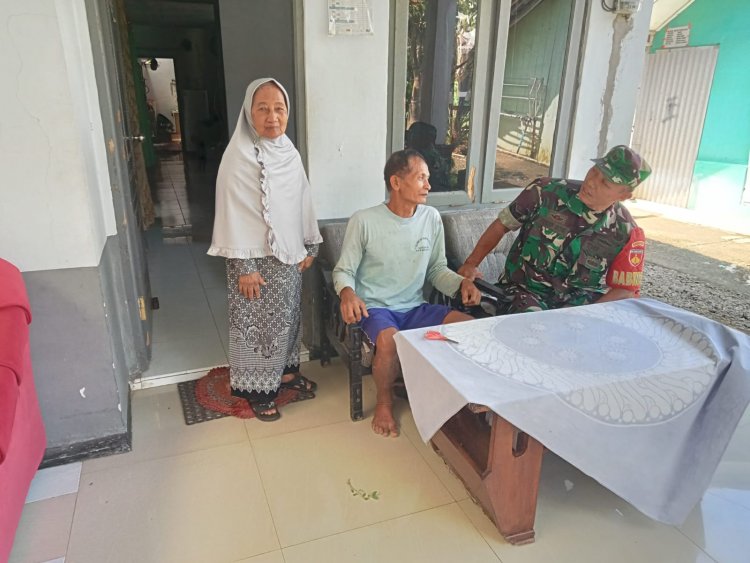 Komsos Dengan Warga, Para Babinsa Pantau Wilayah Desa Binaan Jelang Pilkades.