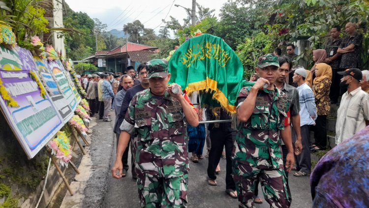 Wujud Kepedulian Babinsa Koramil 14/Madukara Hadiri Pemakaman Warga Binaannya