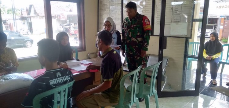 Babinsa Lakukan Pendampingan Pembagian Beras Dari Bulog