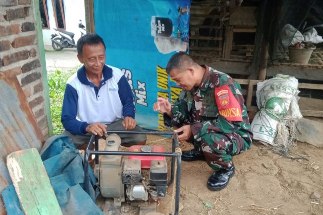 Babinsa Periksa Mesin Pompa Air Petani