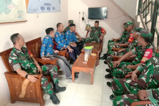 Silaturahmi Dalam Bentuk Halal Bihalal di Laksanakan Babinsa Koramil 14/Madukara Bersama Perangkat di Kantor Desa 