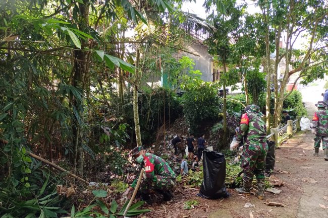 Kerja bakti pembersihan sungai  oleh Babinsa Koramil 14/Madukara 