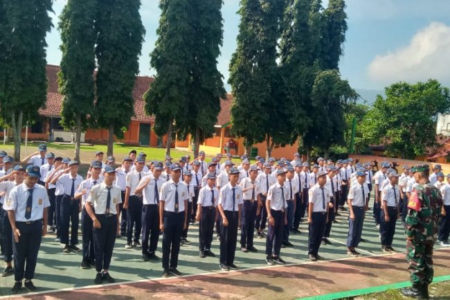 Bentuk Karakter Dan Disiplin, Babinsa Koramil Madukara Berikan Wawasan Kebangsaan dan Pelatihan PBB Kepada Siswa SMP 