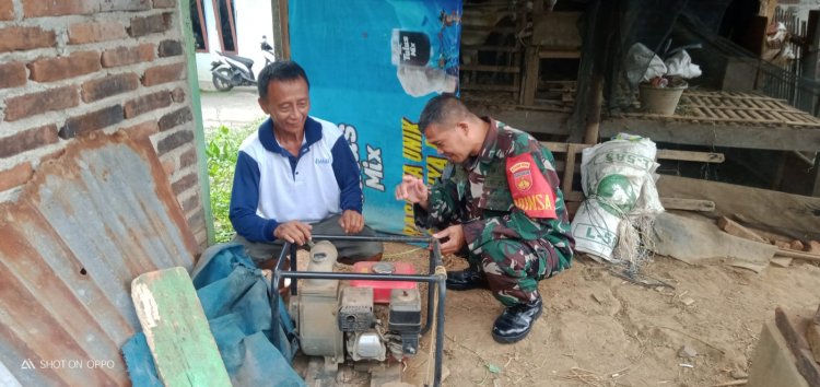 Babinsa Periksa Mesin Pompa Air Petani