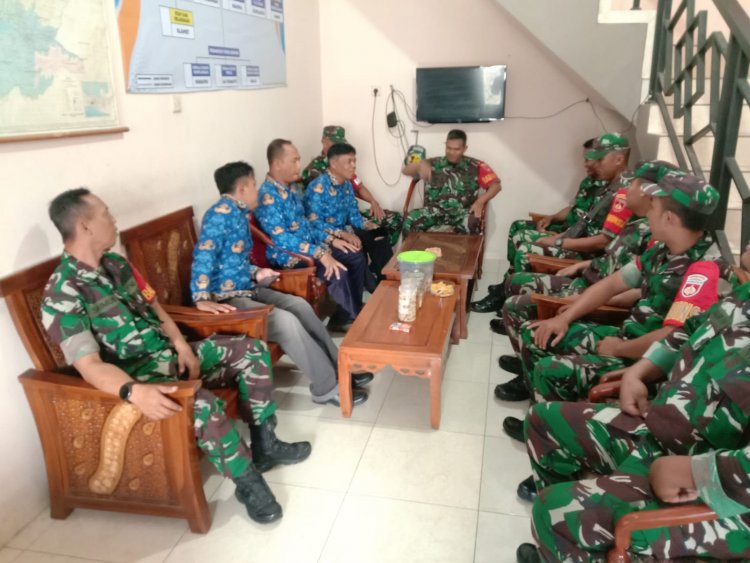 Silaturahmi Dalam Bentuk Halal Bihalal di Laksanakan Babinsa Koramil 14/Madukara Bersama Perangkat di Kantor Desa 