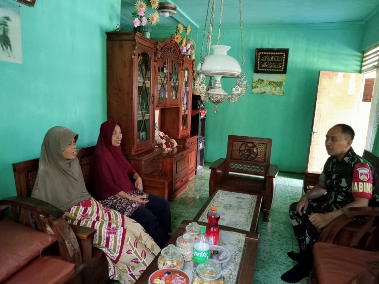 Komsos Dengan Warga, Babinsa  juga Rutin Pantau Wilayah Binaan 