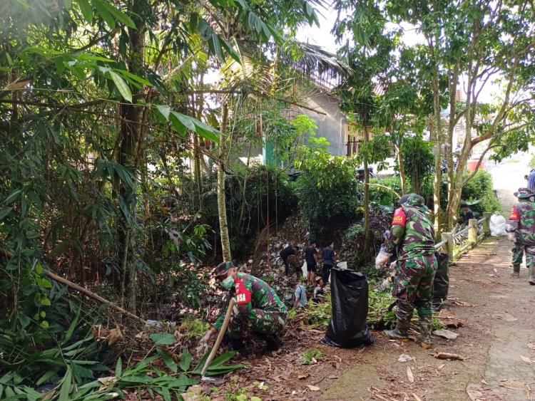 Kerja bakti pembersihan sungai  oleh Babinsa Koramil 14/Madukara 