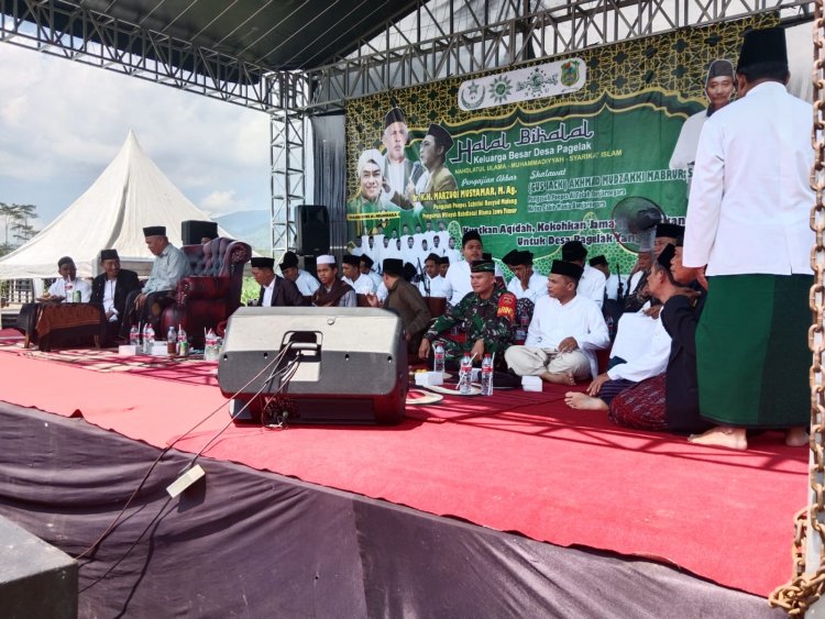 BABINSA KORAMIL 14/MADUKARA MENGHADIRI PENGAJIAN SHOLAWATAN DAN HALAL BIHALAL DI DESA BINAAN 