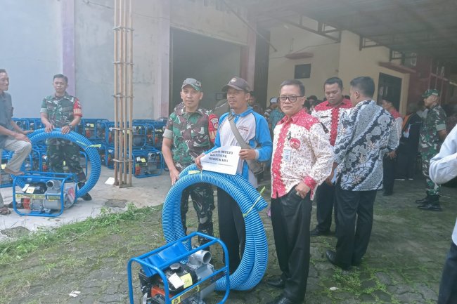 BABINSA IKUT SERTA DAMPINGI WARGA BINAAN DALAM RANGKA MENERIMA BANTUAN MESIN POMPA AIR