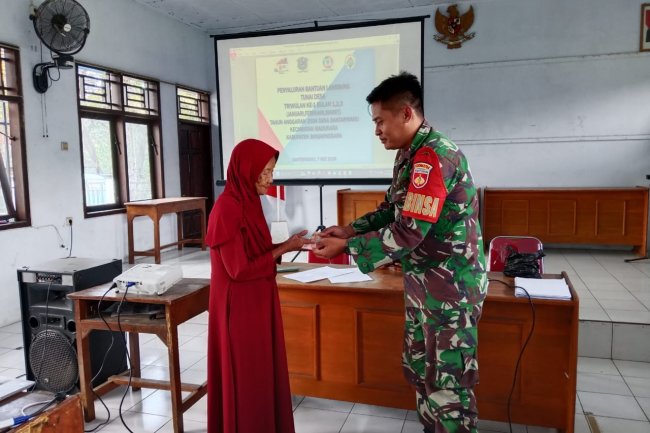Babinsa Koramil 14/Madukara Turut Dampingi Penyaluran BLT-Desa Bantarwaru
