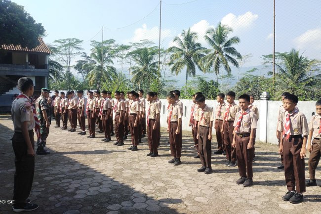 Babinsa Laksanakan Wawasan Kebangsaan Kepada Siswa MTS COKROAMINOTO MADUKARA 