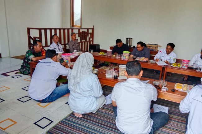 Babinsa Koramil 14/Madukara Hadiri Pertemuan Rutin IKKDes ( Ikatan Keluarga Kepala Desa )Se Kecamatan Madukara .