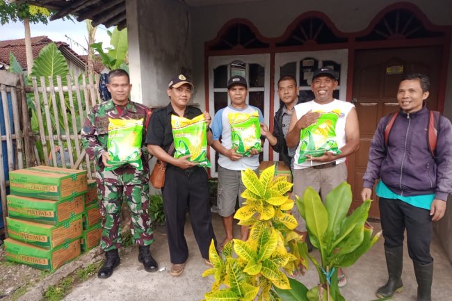 Babinsa Koramil 14/Madukara Kodim 0704/ Banjarnegara Korem 071/Wijayakusuma Membantu Pendistribusian  Benih Jagung Kepada Kelompok Tani Kecamaatan Madukara. 