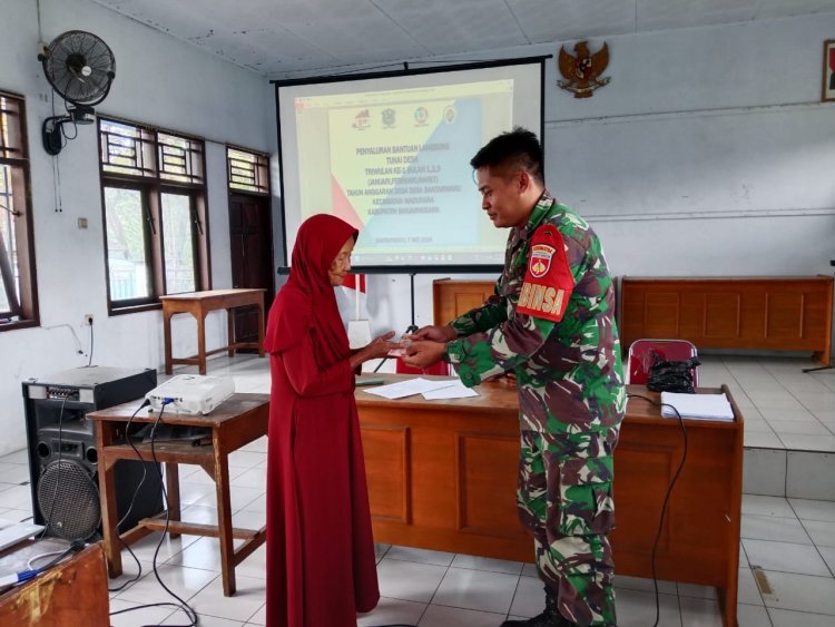 Babinsa Koramil 14/Madukara Turut Dampingi Penyaluran BLT-Desa Bantarwaru