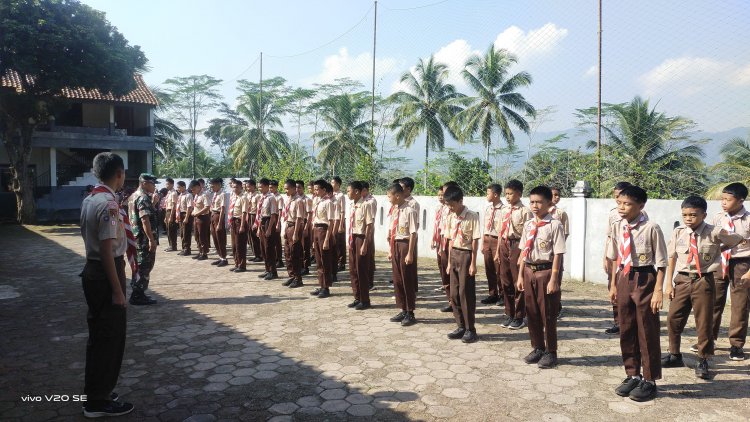 Babinsa Laksanakan Wawasan Kebangsaan Kepada Siswa MTS COKROAMINOTO MADUKARA 